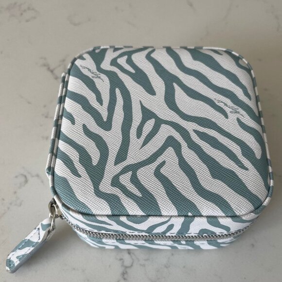 Milly Traveling Zippered Jewelry Case in Zebra Print Grey + White Sz OS NWOT - Picture 2 of 11